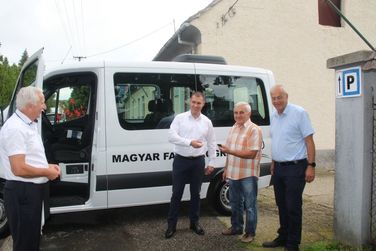 Falubusz átadása