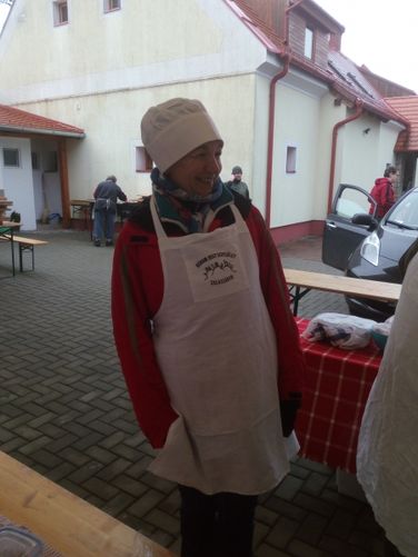 Rezi kolbásztöltő verseny