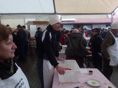 Rezi kolbásztöltő verseny