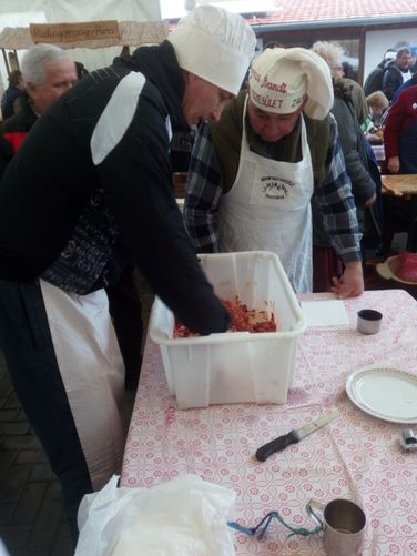 Rezi kolbásztöltő verseny