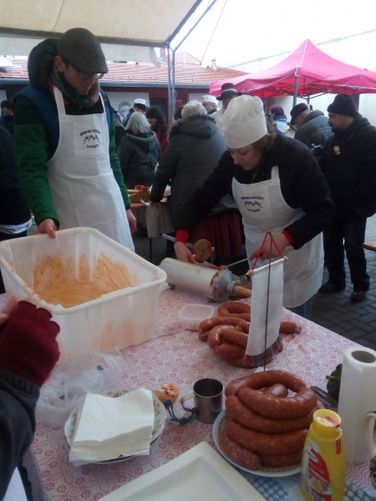 Rezi kolbásztöltő verseny
