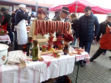 Rezi kolbásztöltő verseny