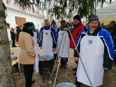 IV. Töpörtyűsütő és forraltbor főző fesztivál